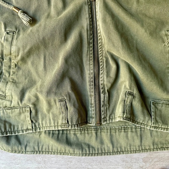 Forever 21 Army green Oversized jacket with zipper and drawstring - Picture 5 of 7